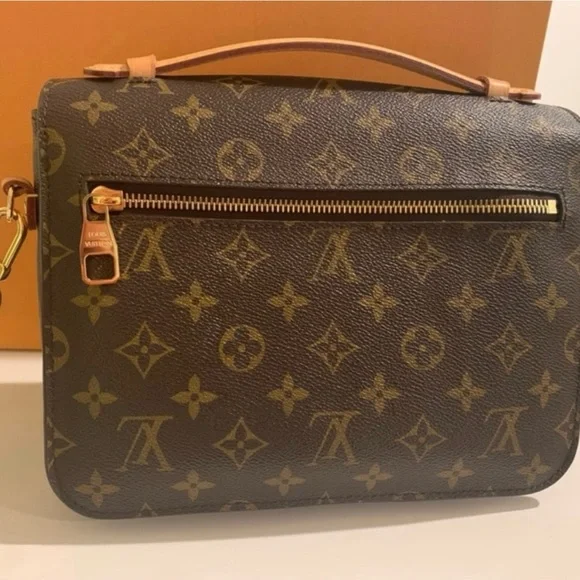 Louis Vuitton Monogram Pochette Metis - Picture 4 of 16